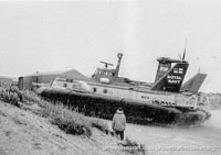 BH7 flying with other Royal Navy hovercraft -   (The <a href='http://www.hovercraft-museum.org/' target='_blank'>Hovercraft Museum Trust</a>).